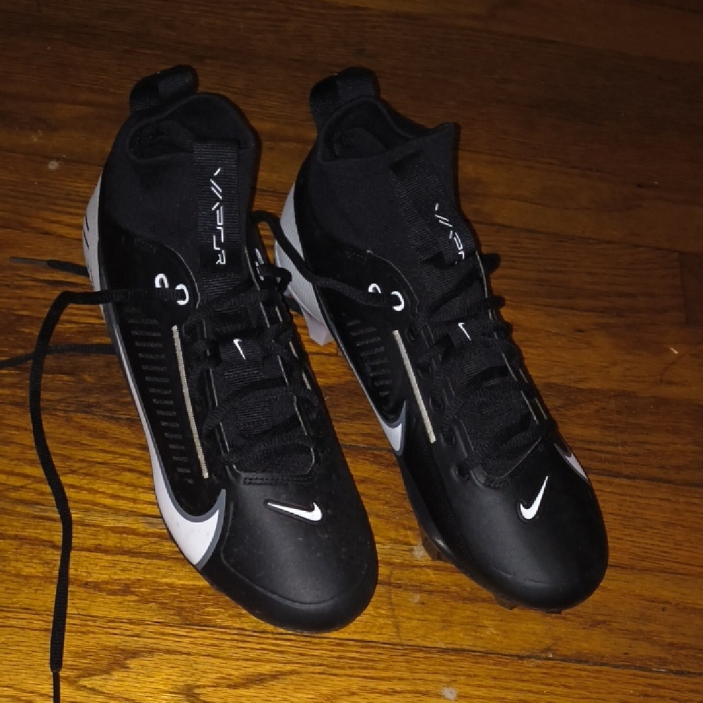 Nike Men’s Black and White Vapor Cleats
